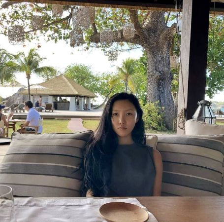 Hwasa is not dating anyone in 2021.